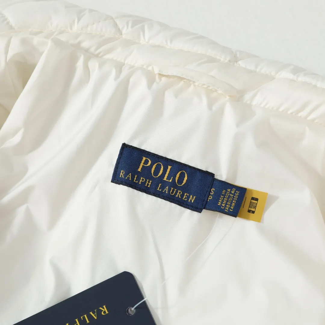 P350 #R53 Ralph Lauren Diamond Quilted Cotton Clothes Women's Tops Retro college style, classic diamond quilting, retro and warmth coexist. When delicate quilting stitches meet the three-dimensional diamond pattern, a warm cotton jacket with a college atmosphere. Exquisite details interpret autumn and winter textured outfits. 4-color versatile style, easy to control various occasions. Black classic｜Low-key high-end that never goes wrong Navy blue is calm | Quiet and intellectual temperament; Khaki is gentle | Creates a warm retro atmosphere; White is fresh | A touch of light halo in winter. Ingenuity is evident in the details, and the quality is at your fingertips. Customized metal buttons embellish the placket. Exquisite embroidery on the chest highlights the brand genes. 120g high-fill cotton is evenly filled. Commuting scene: Pair with straight trousers + loafers. Casual everyday: layered knitted skirt + short boots. College style: combination of jeans + canvas shoes. This winter, let the diamond pattern add elegance to you. Use a classic cotton coat to write your own retro fashion narrative. Color: Navy blue, black, white, khaki. Size: S M L XL. Bust: 107 111 115 119. Length: 65 66 67 68 Sleeve length: 64 64 64 64 Shoulder width: 42 43 44 45 S size: recommended within 100 catties M size: recommended within 120 catties L size: recommended within 140 catties XL size: recommended within 160 catties